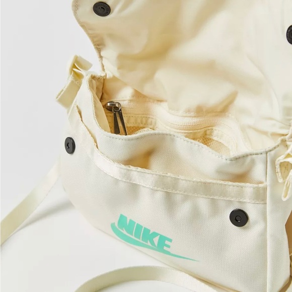 Nike Sportswear Futura 365 Crossbody Bag - Picture 3 of 8